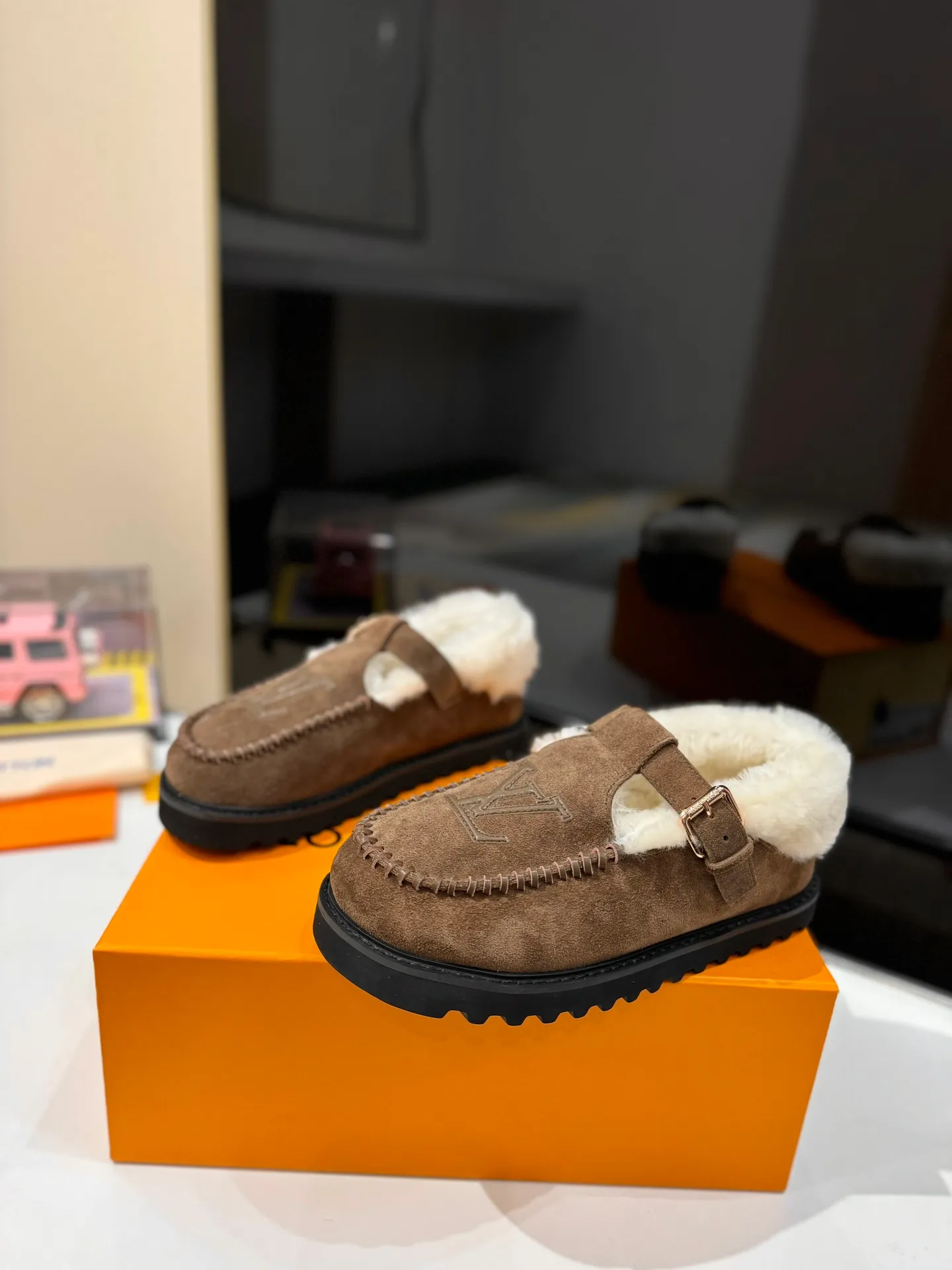 👟👟Ex-factory price 560👟👟 Louis Vuitton lv louis vuott…on fw24 new arrival～The latest furry slippers for autumn and winter🏂🏂 This pair of furry slippers is also very good-looking! The leather ones are very high-end! ! !Paired with denim shorts in autumn and winter, it’s perfect! Put it on and you will instantly have your ideal height! 😍 A favorite style, with fashion elements, the appearance of the upper is full of nobility. Wearing it can always show off the fashionable charm of women. It is fashionable but not too showy. The high-end beef tendon on the upper and the Lvjia letter buckle are so beautiful. ✅Upper: imported high-end frosted/cow leather ✅Outsole: original outsole ✅Inner lining: imported real wool ✅Size: 35-42 (41.42 customized, non-returnable) ✅Packaging: full set of original drawer box